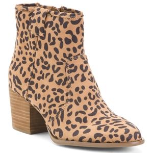 NWT Carlos Santana Leopard Stacked Heel Bootie